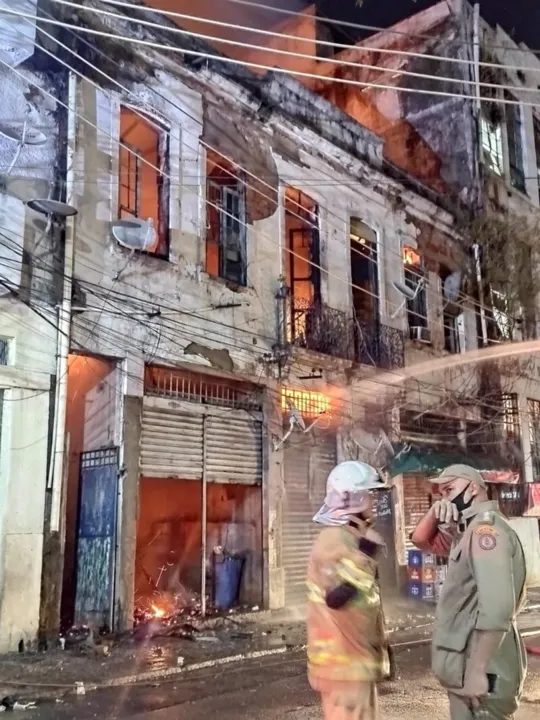 Incêndio atingiu o prédio na noite do último sábado (27)
