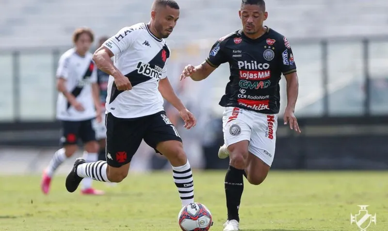 Os visitantes saíram na frente logo aos sete minutos de jogo
