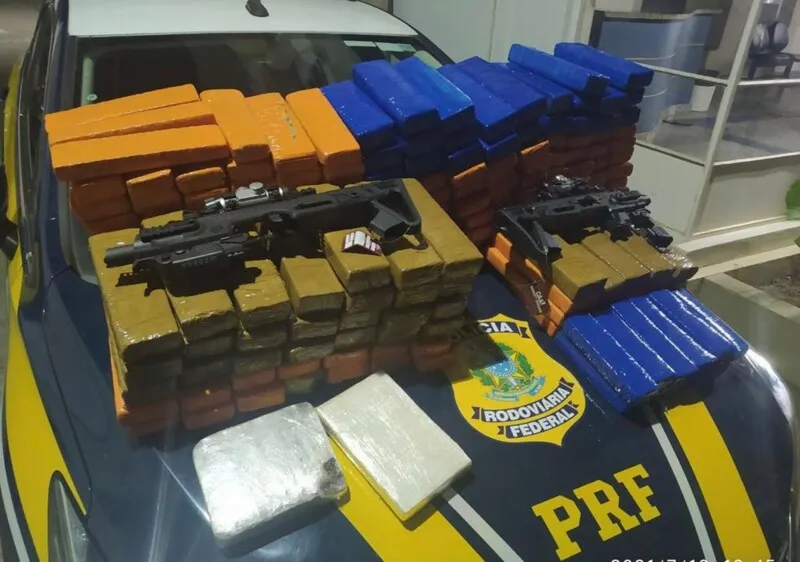 Ao revistarem o veículo, os policiais encontraram drogas e armas no porta-malas