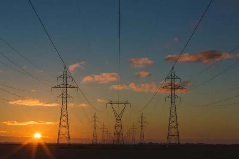 O professor salienta que o risco de racionamento no abastecimento elétrico afeta a economia de diversas formas