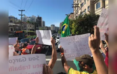 Manifestantes solicitam a reabertura do comércio em Niterói