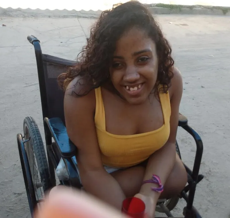 Thayná tem 18 anos e possui deficiência