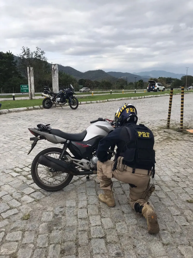 PRF apreende moto roubada na BR-101