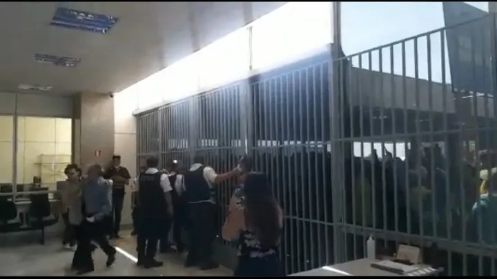 Agitadores tentam invadir prédio do Ministério da Saúde