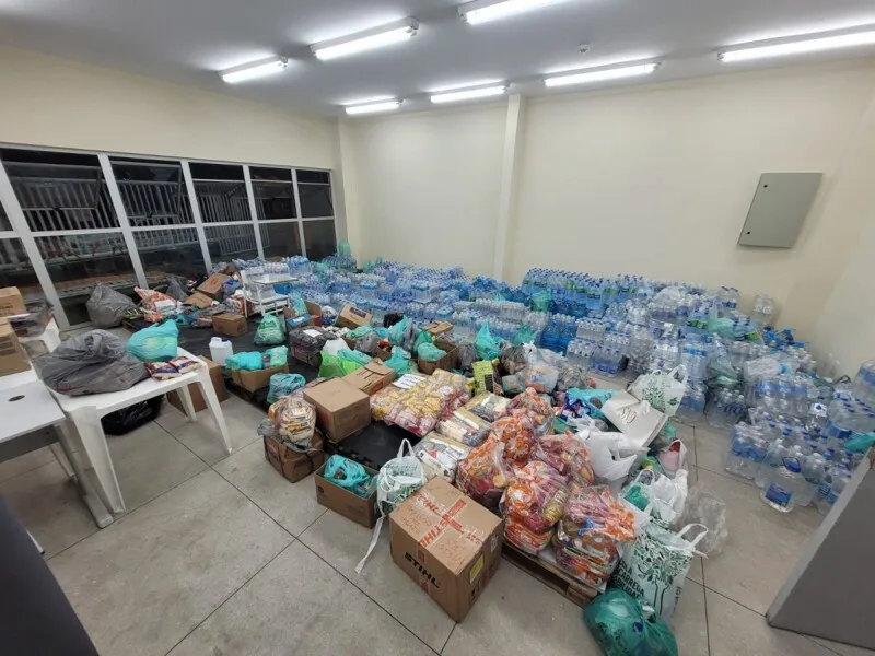 As equipes da Prefeitura estão responsáveis pela coleta, armazenamento e o transporte das doações até Petrópolis