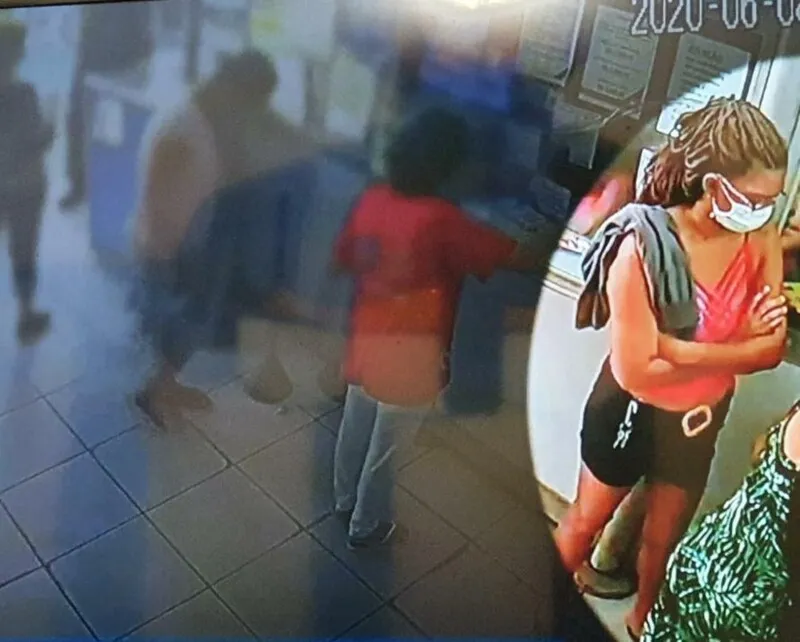 Imagens de uma agência lotérica mostram a cuidadora acompanhando a idosa antes de furtar cartão da vítima