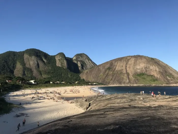 Praia de Itacoatiara está entre as recomendadas para banho