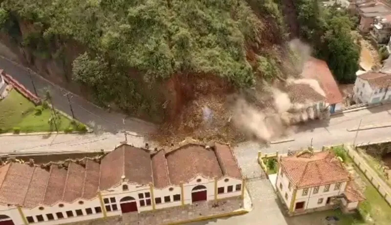Dois casarões históricos foram atingidos