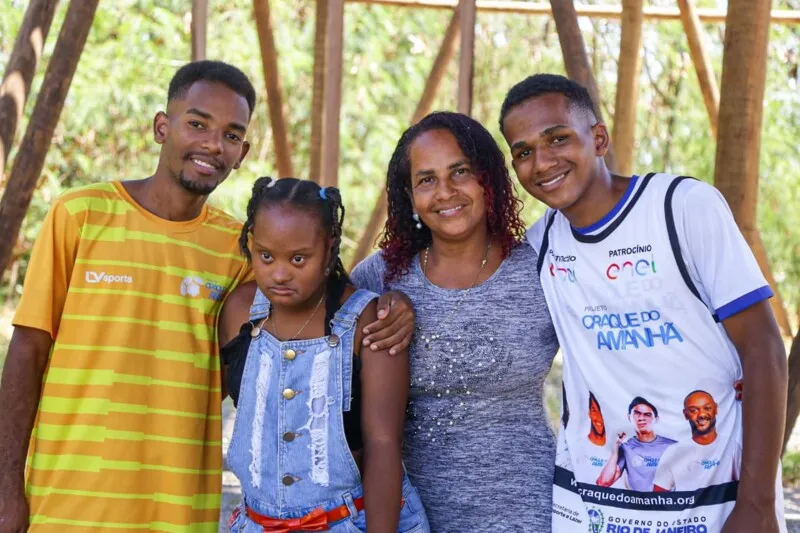 Rosineide e os três filhos