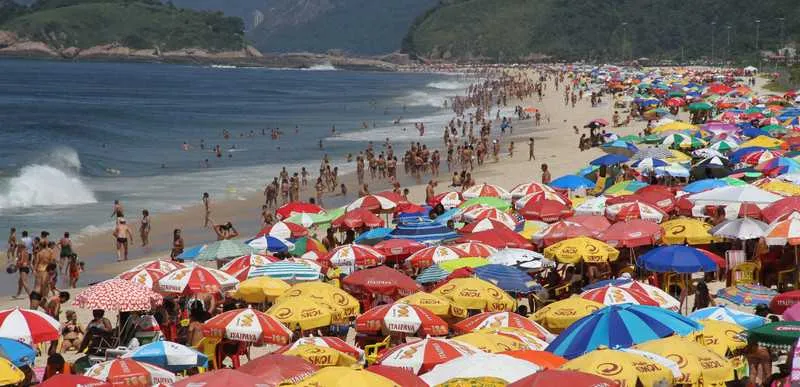 Imagem ilustrativa da imagem Mesmo em meio à pandemia, população do Rio vai às praias neste domingo (22)