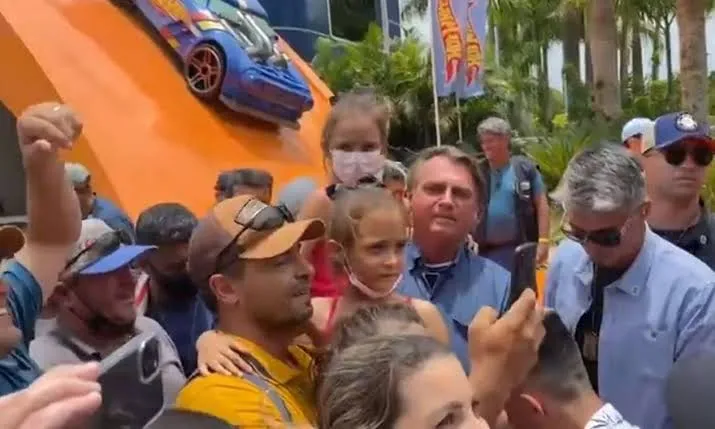 Bolsonaro conversou com algumas pessoas no parque