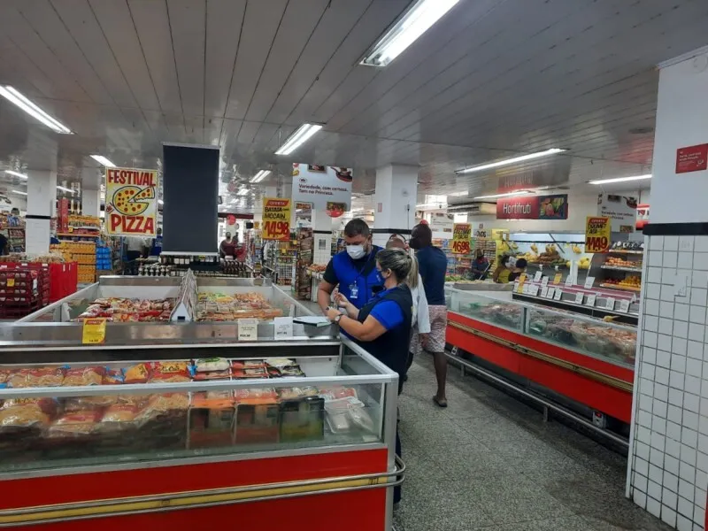 . O objetivo foi verificar denúncias de consumidores sobre a venda de produtos com a validade vencida nos estabelecimentos