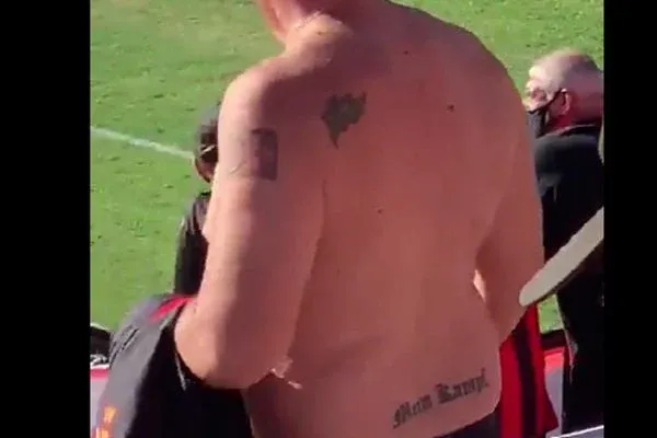 Homem com tatuagens nazistas é expulso de estádio no RS