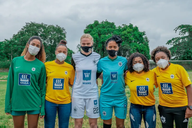 Mari reencontra meninas com quem jogou em  2018 (uniforme Yara)