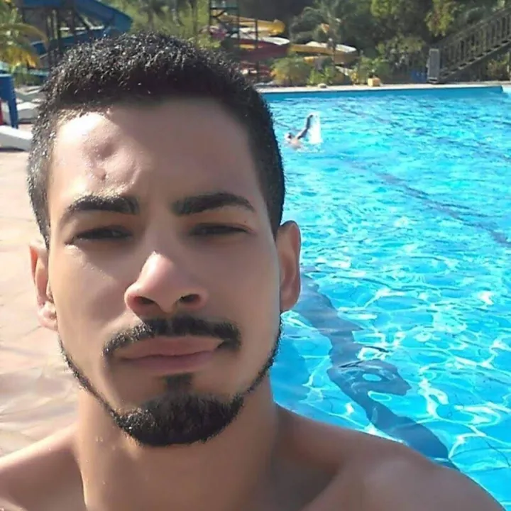 Jhonatan era sempre cercado de amigos 
