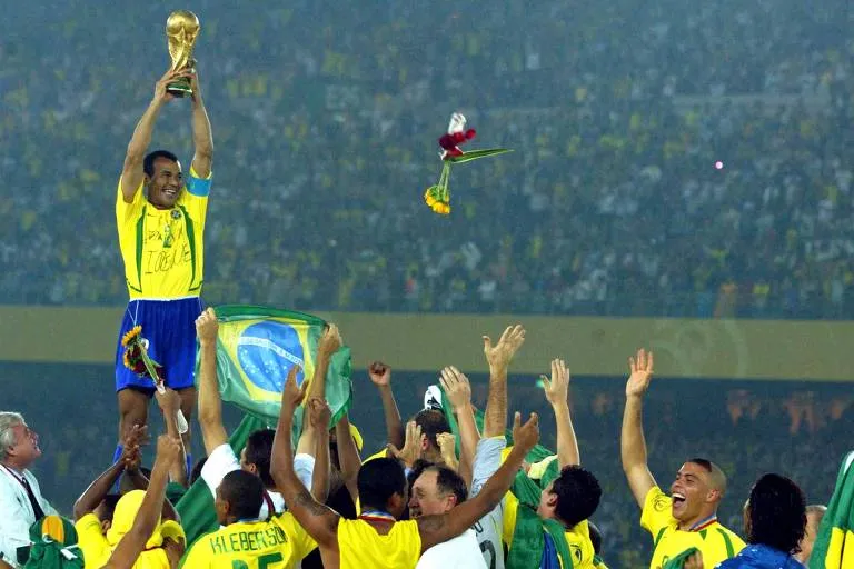 Cafu acredita que o melhor é continuar com um técnico brasileiro.