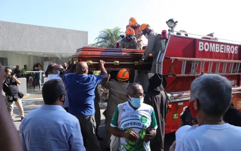 Antes de ser enterrada corpo da cantora Elza Soares passou por um cortejo com o carro aberto