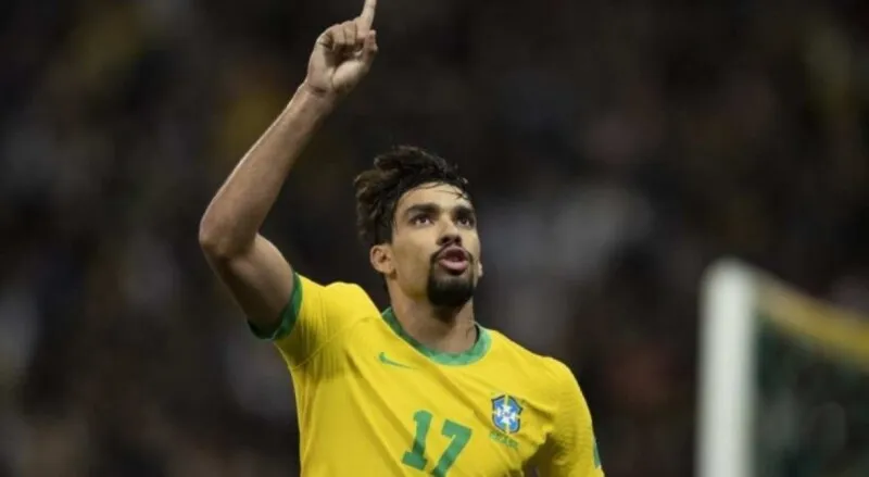 Lucas atualmente está atuando como meio-campista do Lyon