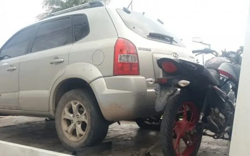 Um carro e uma moto foram apreendidos com os criminosos