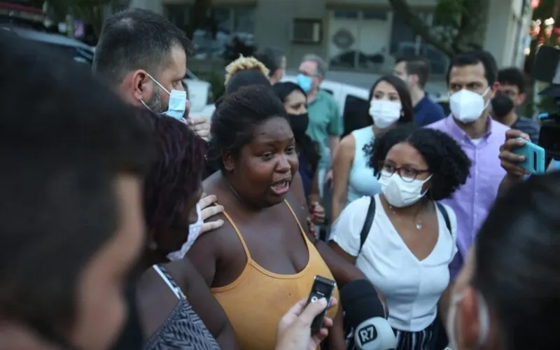"Ele não cometeu crime nenhum, não sabia que oferecer bala era crime" disse Thais.