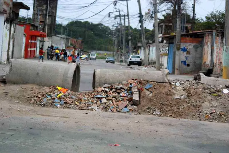Bloqueios são instalados pelo tráfico para dificultar ações da PM