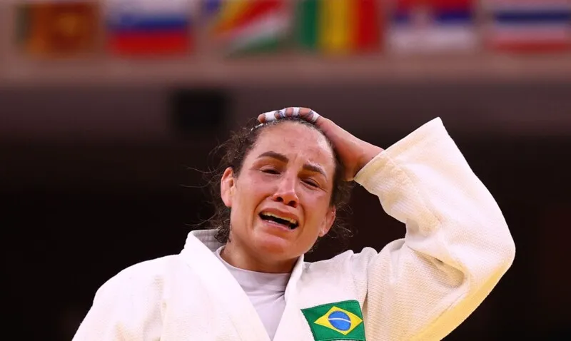 A vitória da russa foi decretada após a brasileira receber um terceiro shido (punição) por falta de combatividade