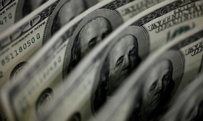 Em dia de ajuste do mercado, dólar cai e bolsa sobe