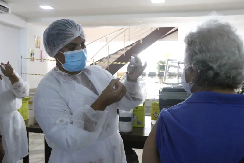 Para receber a terceira dose, os idosos devem comparecer a um dos oito postos de vacinação disponíveis