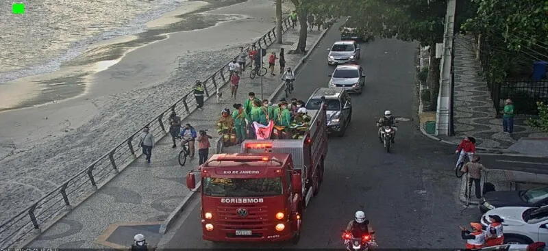 Atletas desfilaram pelas ruas de Niterói