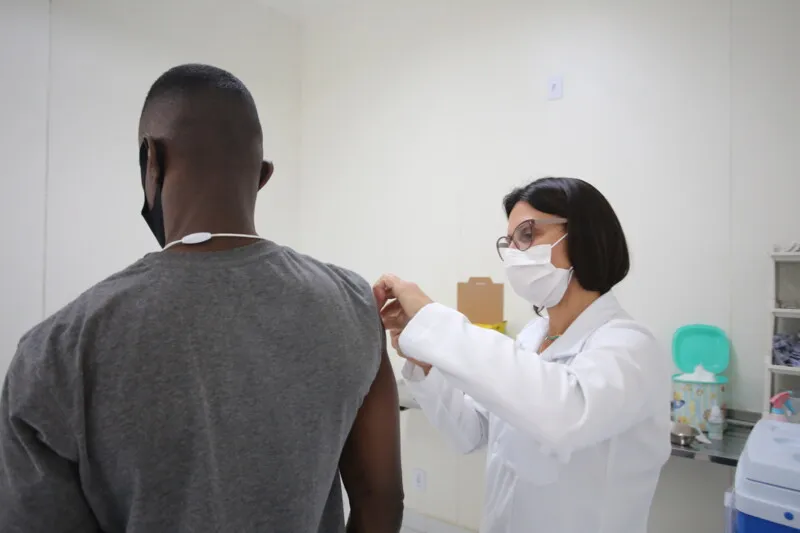 "A imunização contra a Influenza é fundamental, pois evita complicações que levam a internações e mortes. Procure um dos postos para receber a dose o quanto antes”