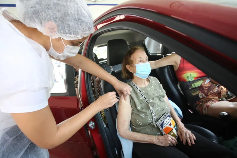 O morador de Niterói que recebeu a primeira e segunda dose em sua residência e já possui cadastro na Secretaria Municipal de Saúde 
