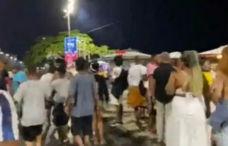 Pelo menos três pessoas foram presas 