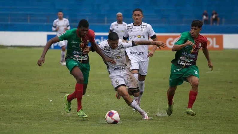 Gramado da partida estava em péssimas condições