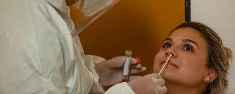 Serão oferecidos testes rápidos de antígeno e também RT-PCR para monitoramento do cenário epidemiológico.