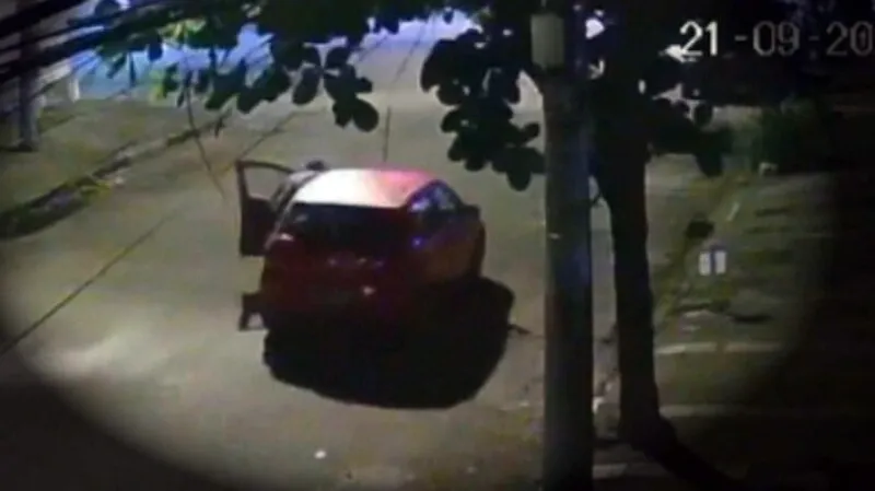 Carro foi roubado na madrugada da segunda-feira (20)
