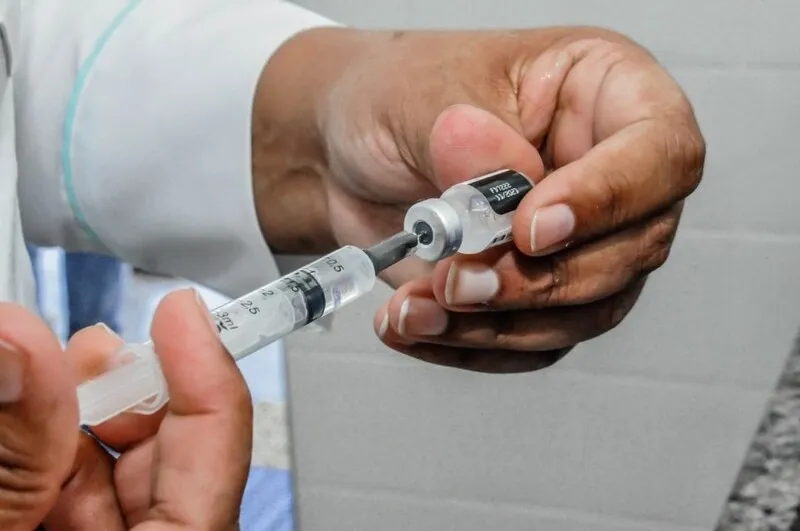 Itaboraí vacina população com 3ª dose da vacina contra covid-19 