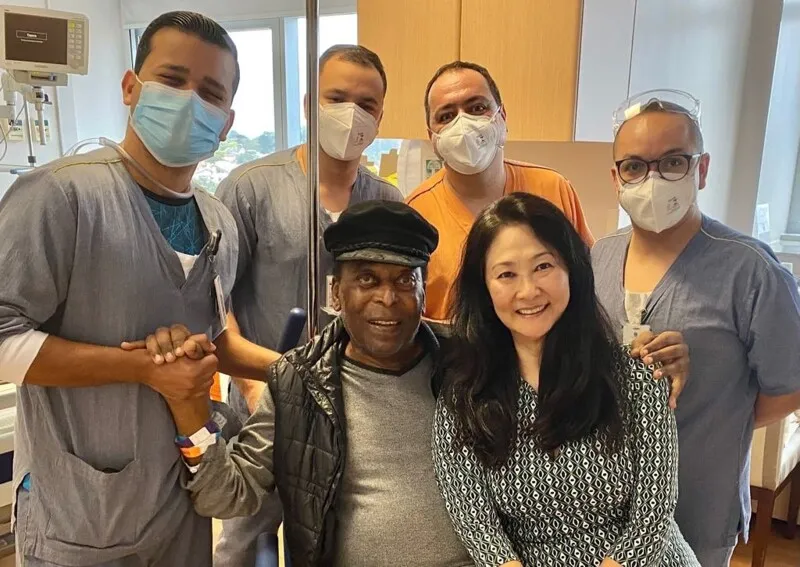 Após um mês internado, Pelé teve alta médica