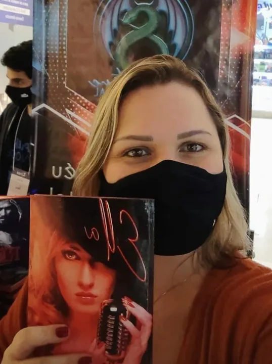 Jornalista e escritora Roberta de Souza com seu livro, Ella