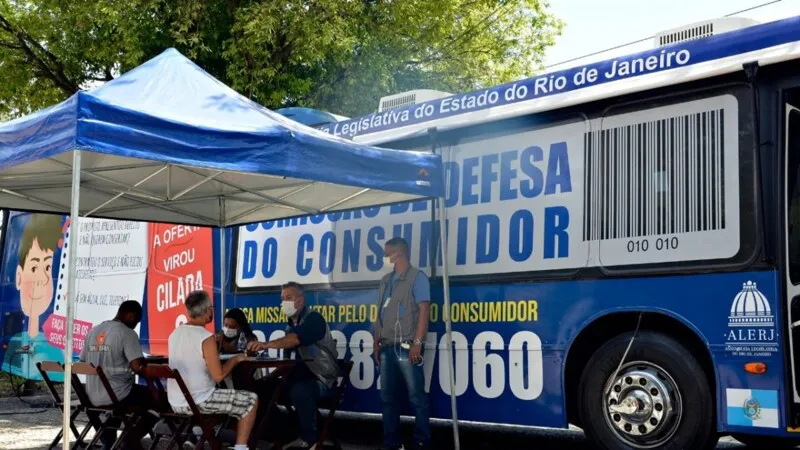 O ônibus do consumidor é itinerante e semanalmente circula pelos bairros do Rio de Janeiro com o objetivo de esclarecer e direcionar os cidadãos e garantir direitos ao consumidor fluminense