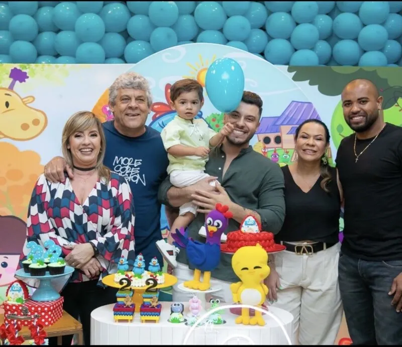Mãe da cantora postou uma foto com o neto e o pai da criança