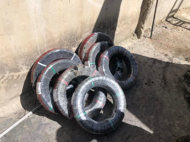 Os agentes encontraram aproximadamente 700 quilos de cabos de telefonia e internet