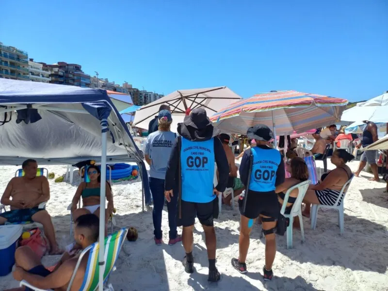 O objetivo é orientar sobre a proibição do uso de caixas de som na areia.