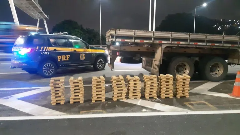 Equipe PRF fiscalizava caminhão na Ponte Rio-Niterói que foi preso por transportar 241 tabletes de maconha