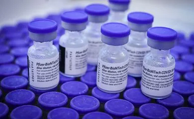 Imagem ilustrativa da imagem Covid-19: Brasil recebe mais 1,12 milhão de doses de vacina da Pfizer