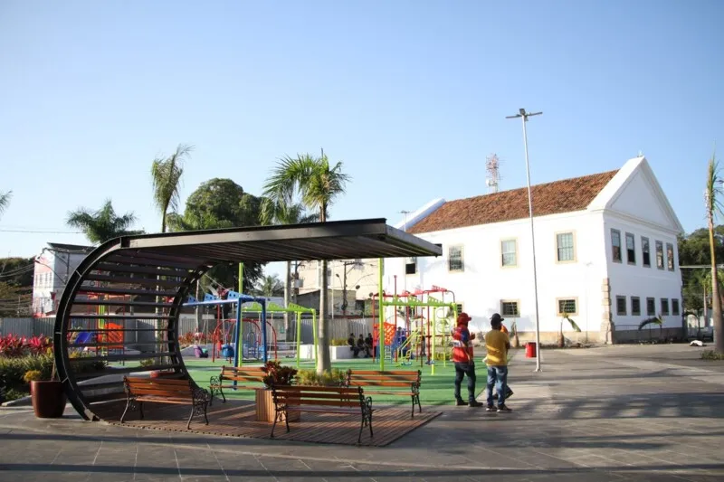 Decreto publicado nesta sexta-feira (18) também veta entrada de ônibus de excursões na cidade