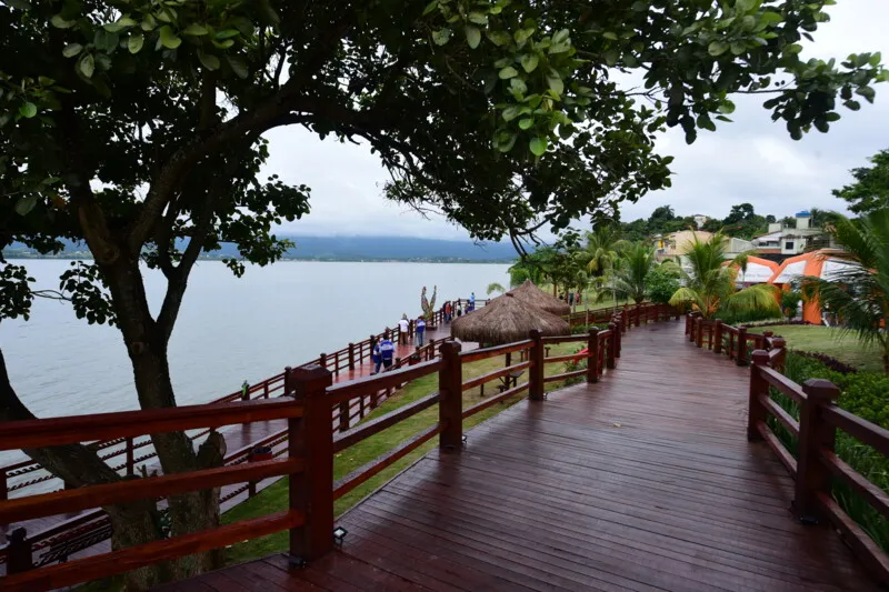 Com aproximadamente 630m² e iluminação aconchegante, o lugar, em localização das mais bonitas de Maricá, foi planejado para a apreciação do pôr do sol e reuniões sociais
