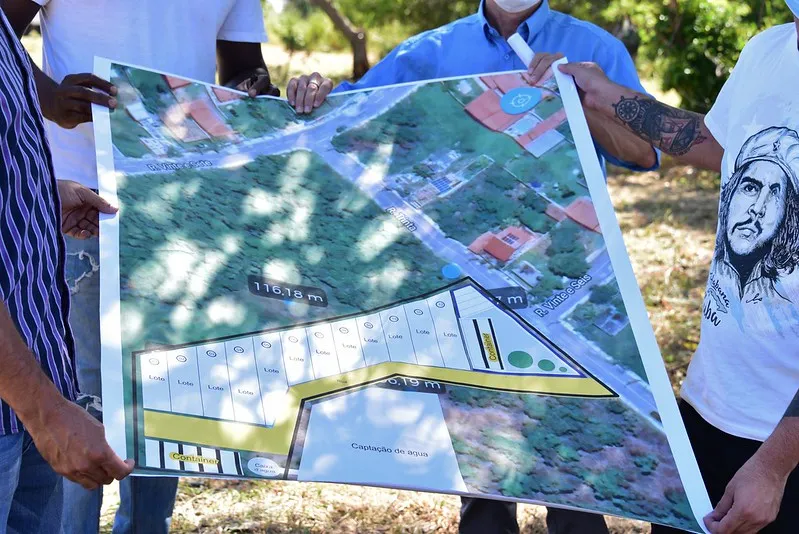 Em ato simbólico de instalação da placa da horta comunitária, foram distribuídos kits com calcário, banana desidratada, rama de aipim e sementes de feijões