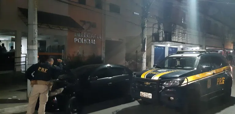 Após a abordagem, os policiais descobriram que o veículo havia sido roubado há 4 dias