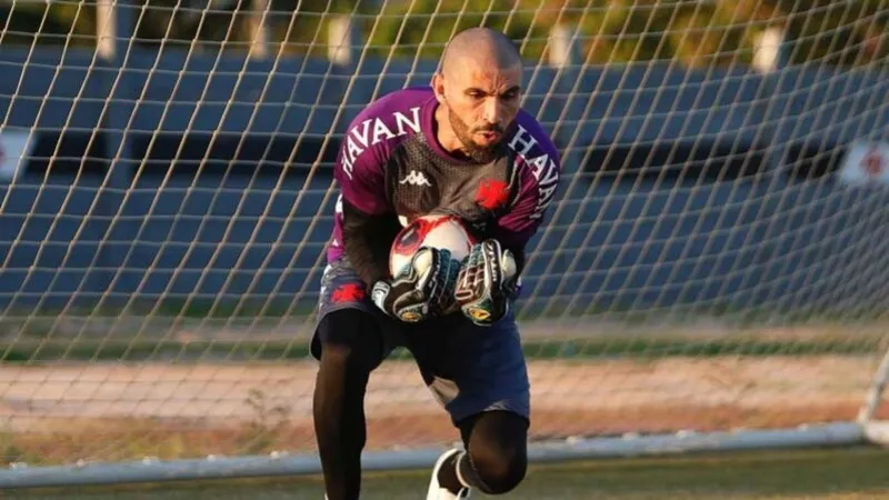Vasco reintegra goleiro Vanderlei ao elenco principal