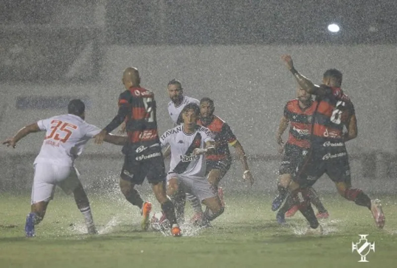 No primeiro turno, sob forte chuva no Barradão, o Vasco bateu o Vitória por 1 a 0